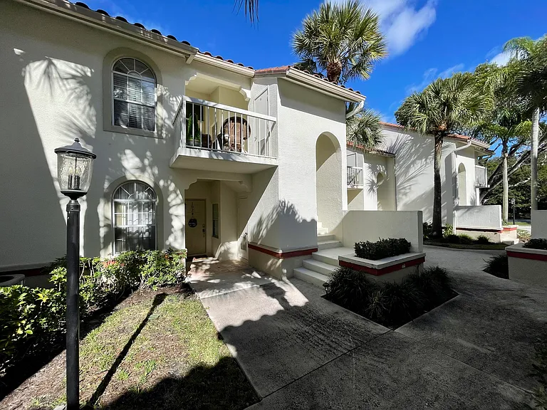 202 Cypress Point Dr #202 — Photo 2