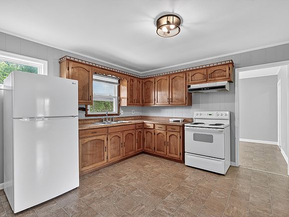 2nd image of 130 Circle Dr
