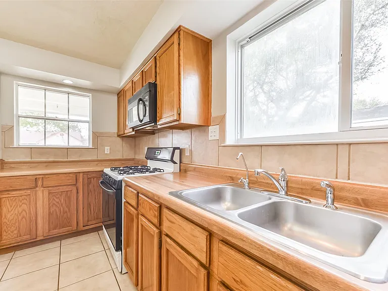 16606 Burlcreek — Photo 14