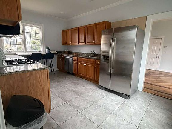 2nd image of 39 Spring St