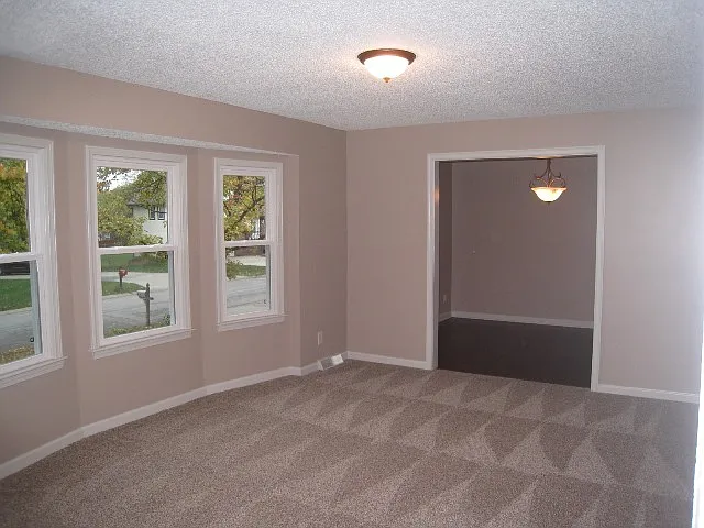 9609 N Charlotte St — Photo 3