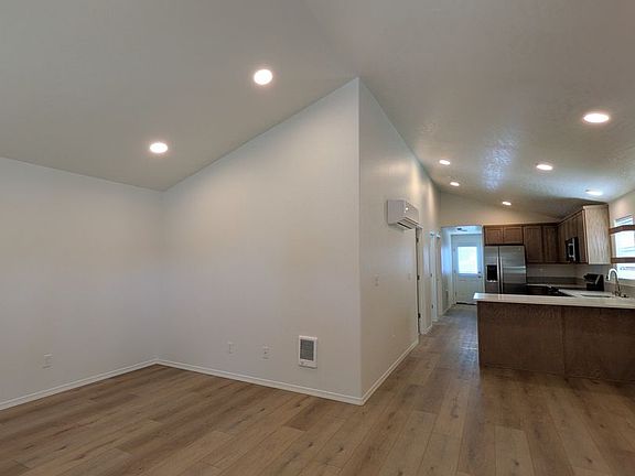 3rd image of 3715 S Quay St