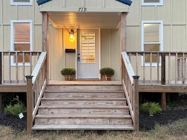 719 W Olive St, Bolivar, MO 65613