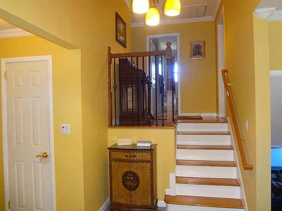 3rd image of 539 Queen St