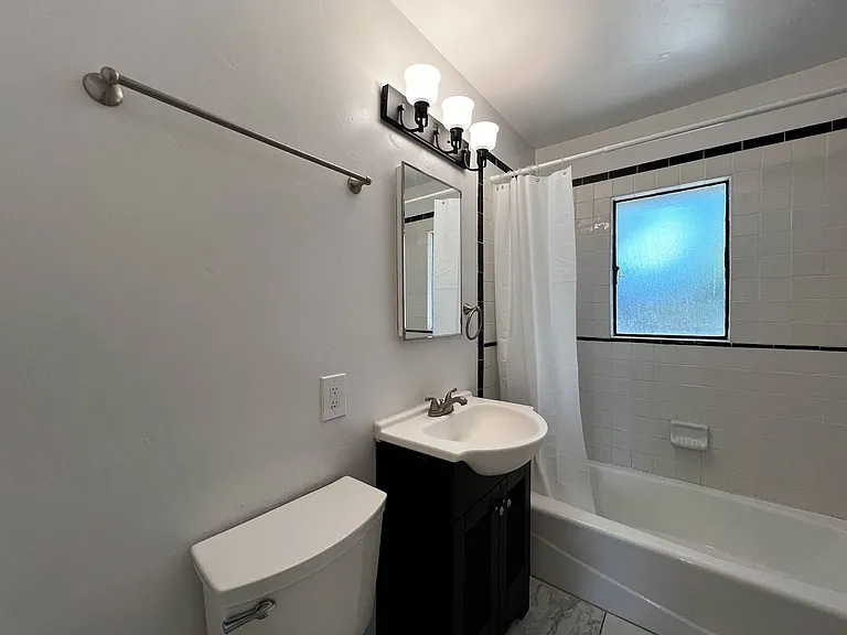 2105 Locust St — Photo 17