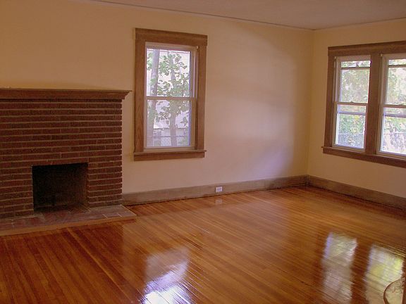 LIVING ROOM W/FIREPLACE