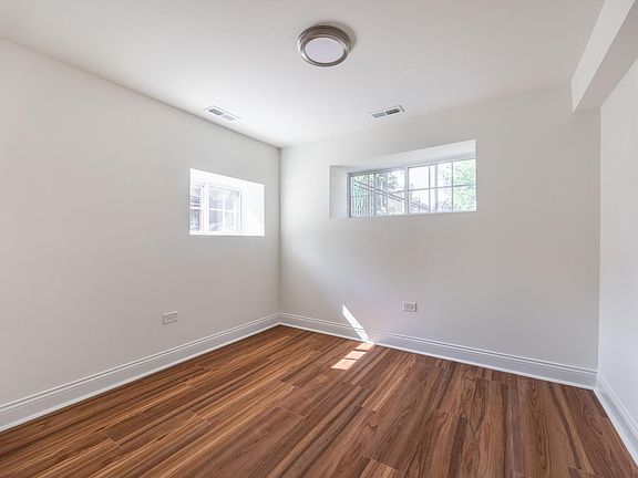 5th image of 3107 N Harding Ave #1E