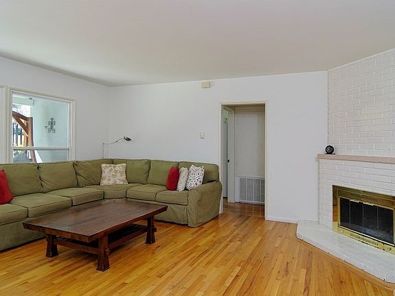 3rd image of 21900 Buena Ventura St