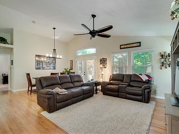 5th image of 12143 Applewood Ct