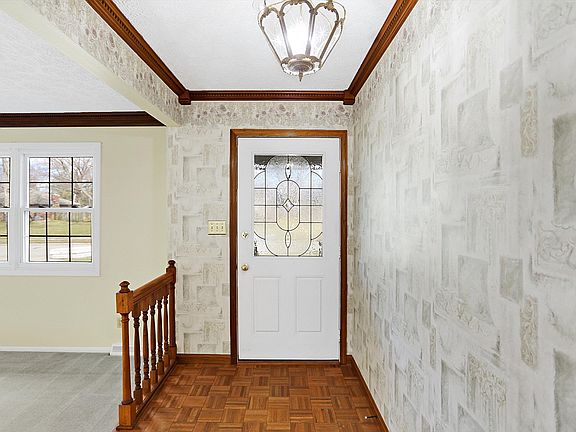 3rd image of 725 Queenswood Dr