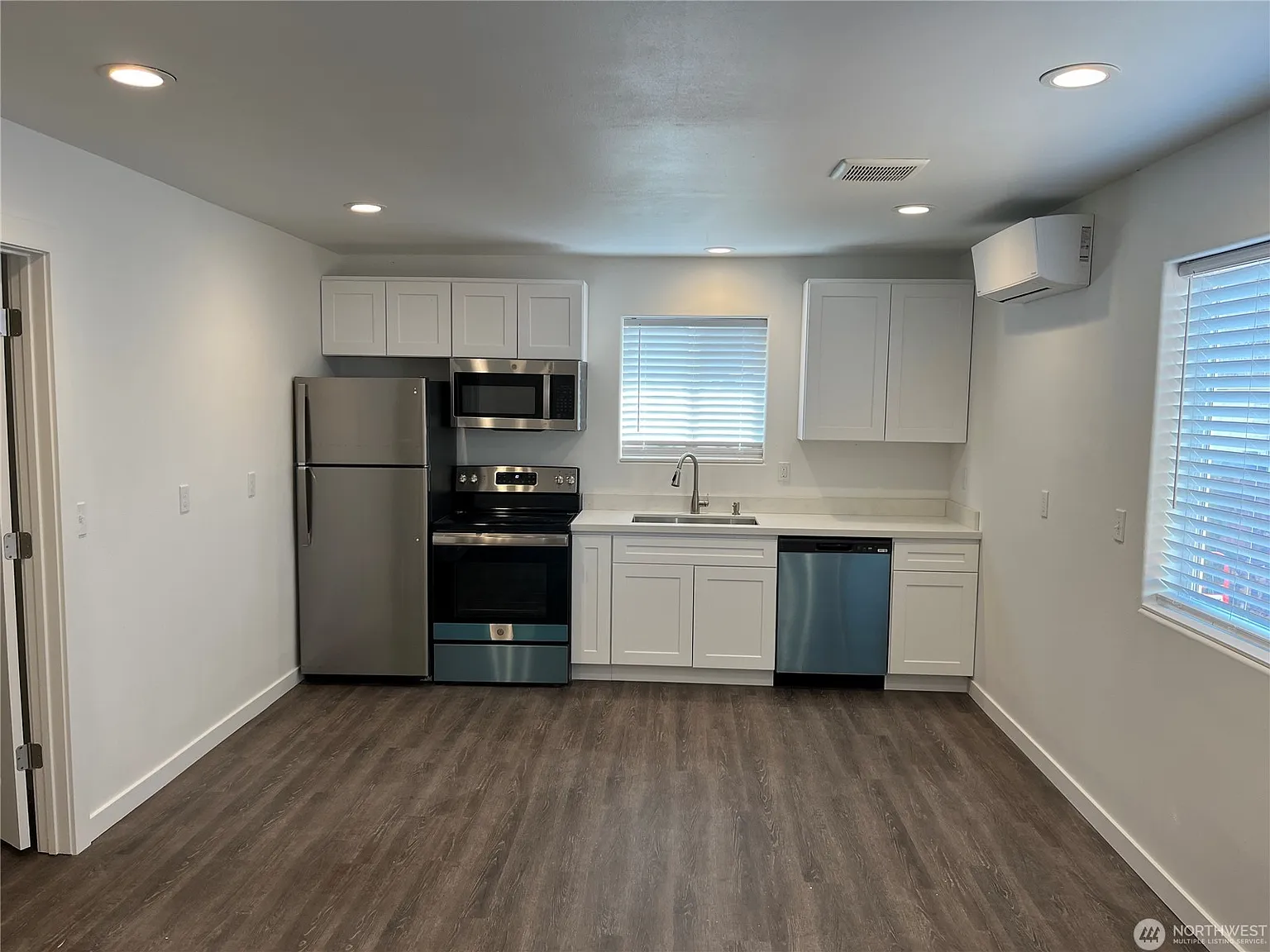 2 bed, 625 sqft, $2,100 — Photo 2