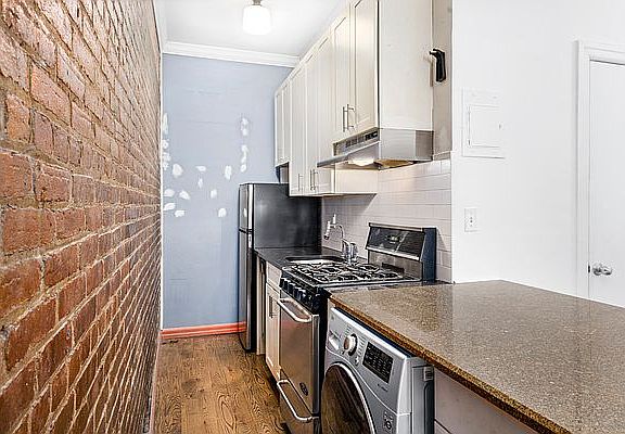 3rd image of 212 E 70th St APT 1D