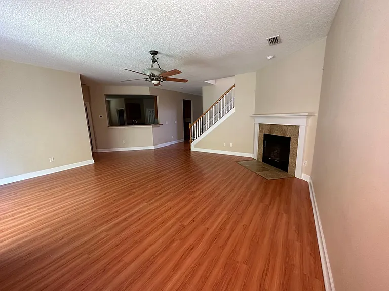 617 Spruce Creek Rd — Photo 7