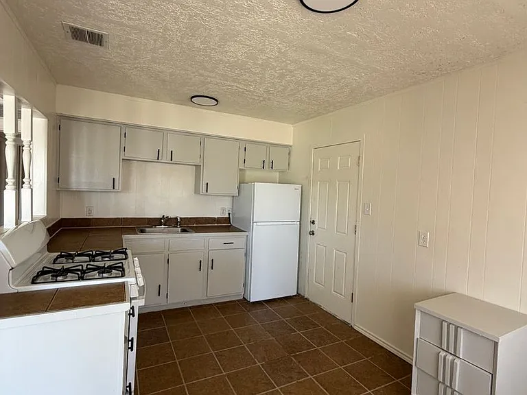1206 W Church St — Photo 9