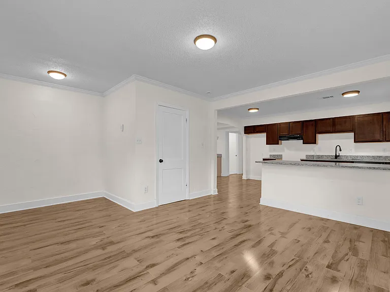 759 E Mallory Ave — Photo 2
