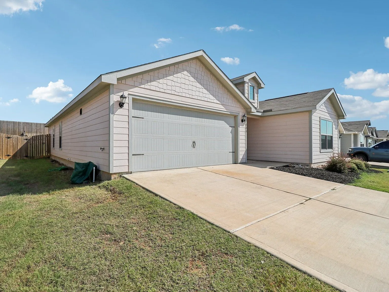 3 bed, 2.0 bath, 1572 sqft, $2,200 — Photo 2