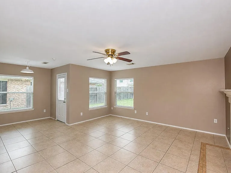 4711 Buescher Ct — Photo 7