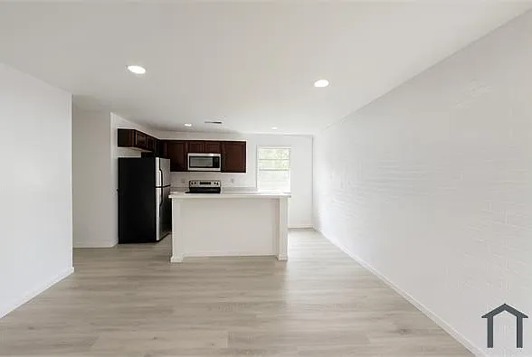 2 bed, 1000 sqft, $1,150 — Photo 3