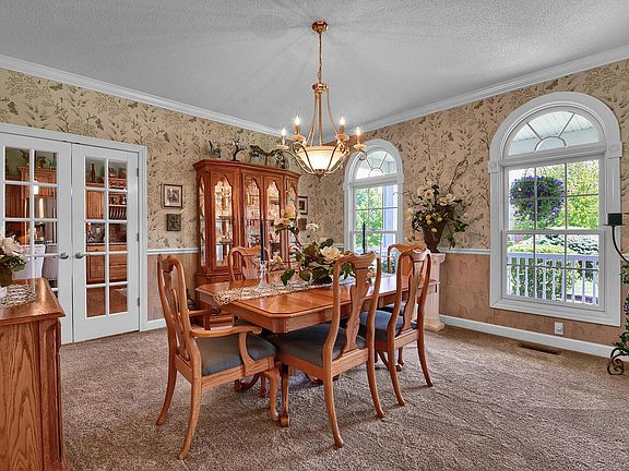 5th image of 7 Fox Mill Dr