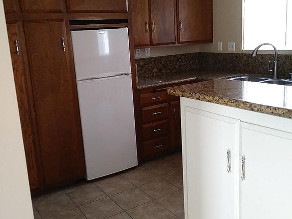 5th image of 931 W 19th St APT 7
