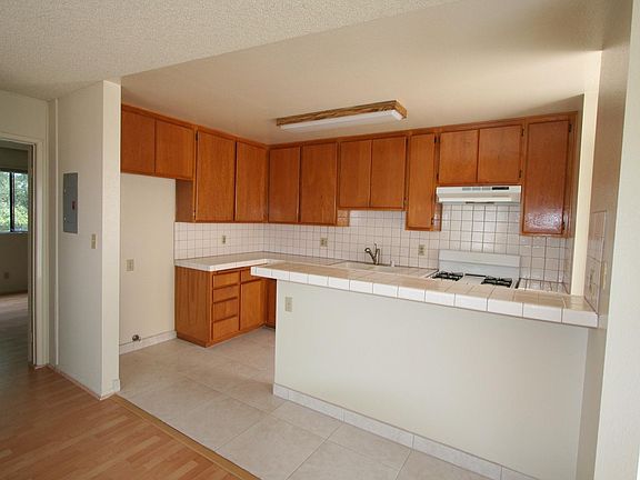 4th image of 1024 Bennett Ave #108