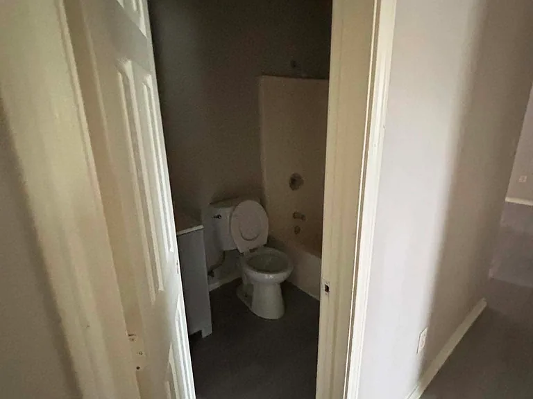 2426 Kahn St — Photo 6