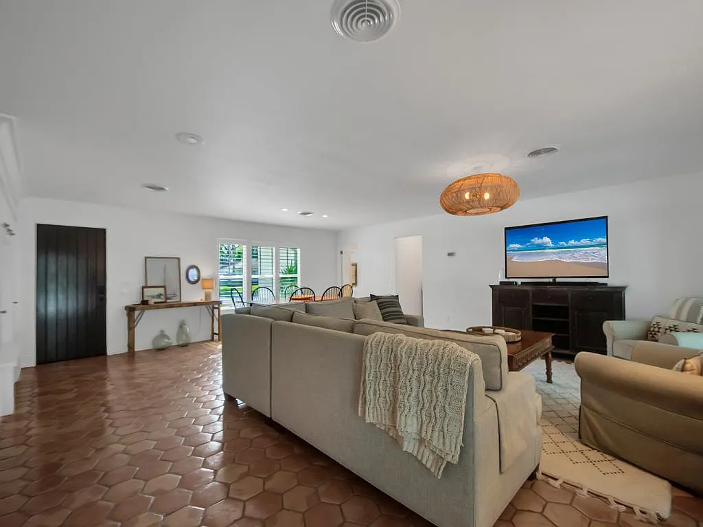 2 bed, 2.5 bath, $10,000 — Photo 3