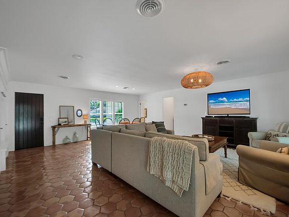 3rd image of 535 Honeysuckle Ln