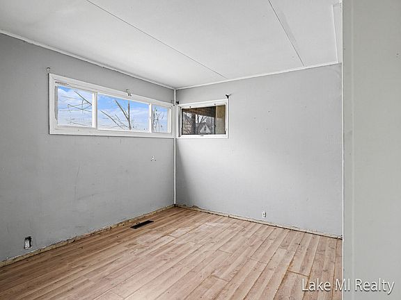 5th image of 38 Coolidge Ave W
