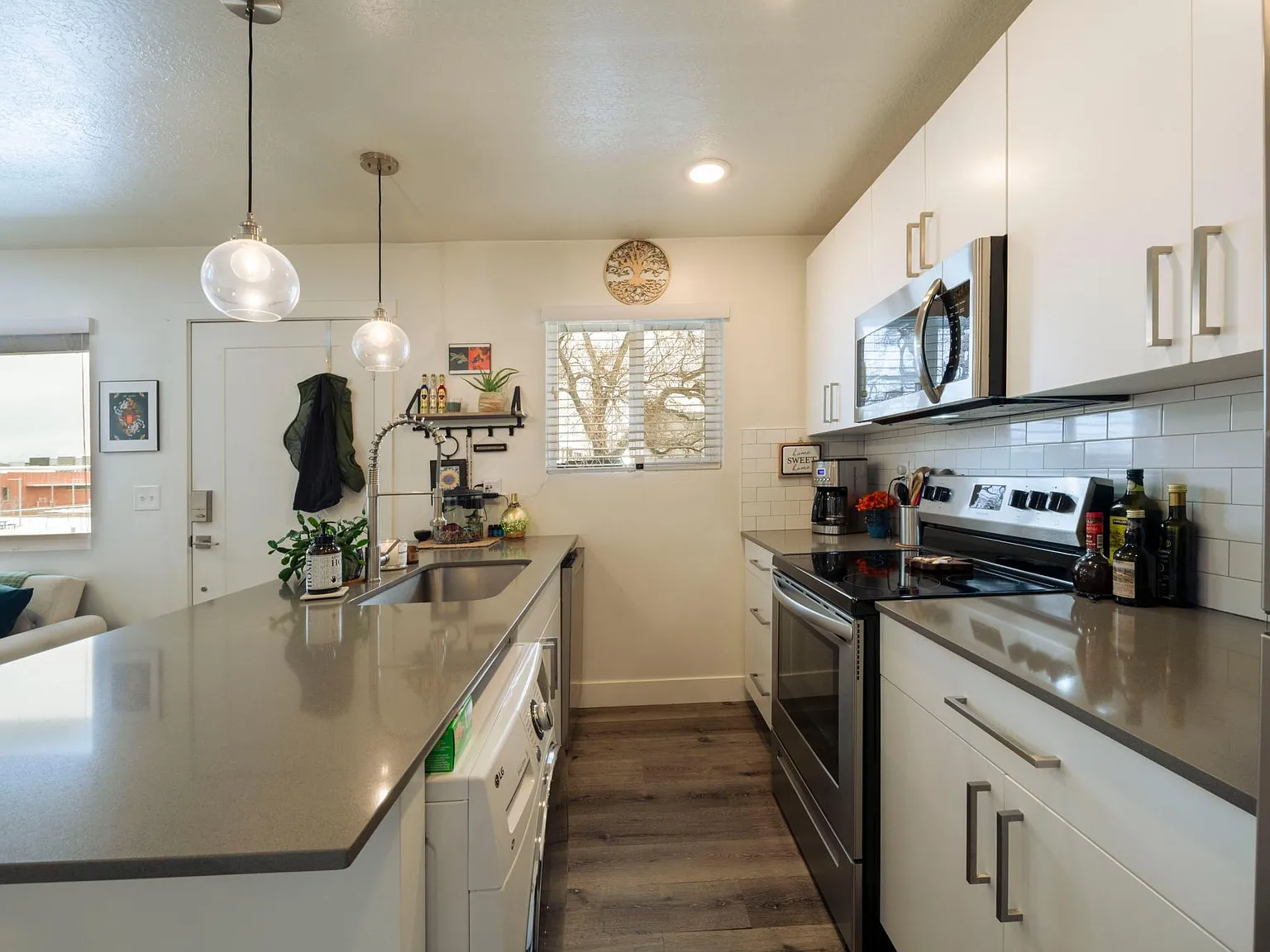 2 bed, 700 sqft, $1,320 — Photo 2