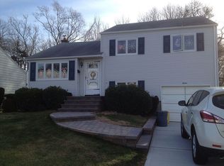 12 Algiers St, Plainview, NY 11803