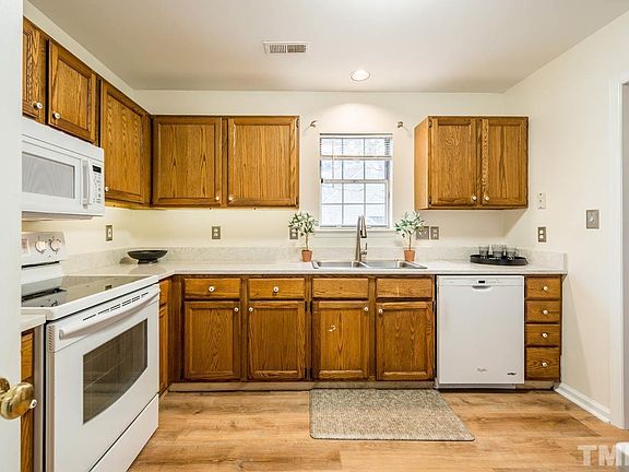 5th image of 206 Saint Thomas Dr