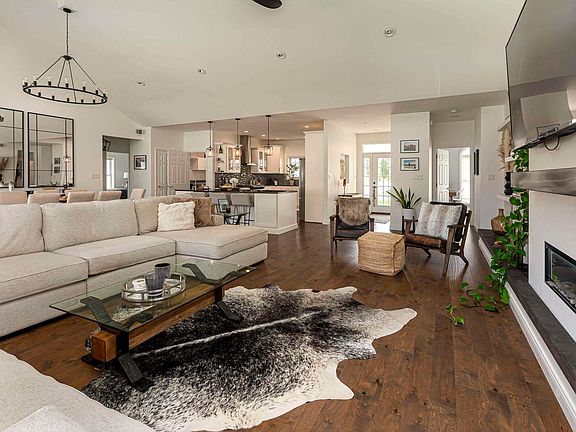 4th image of 511 Deer Lake Dr W
