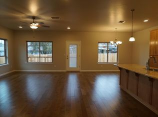 1182 NE Cottage Ln, Grants Pass, OR 97526