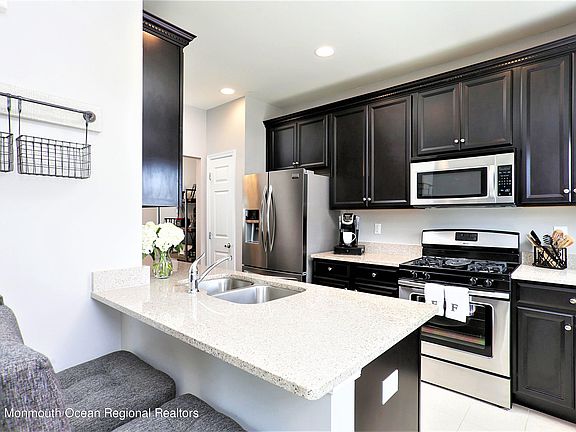 5th image of 137 Beacon Ln #605