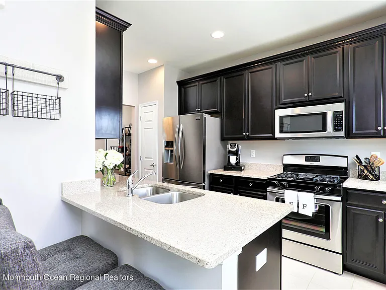 137 Beacon Ln #605 — Photo 5