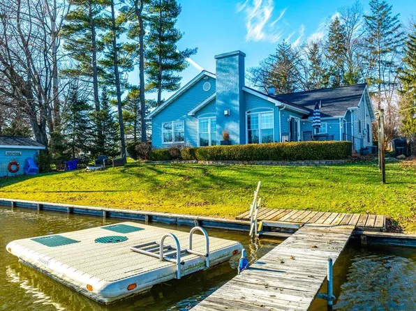 51479 Summit St, Paw Paw, MI 49079