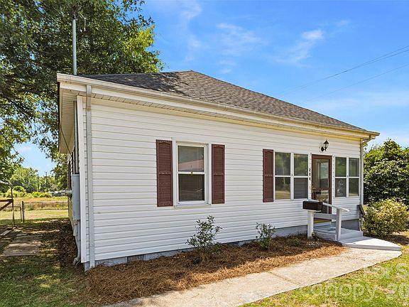 3rd image of 204 Hampshire Ln