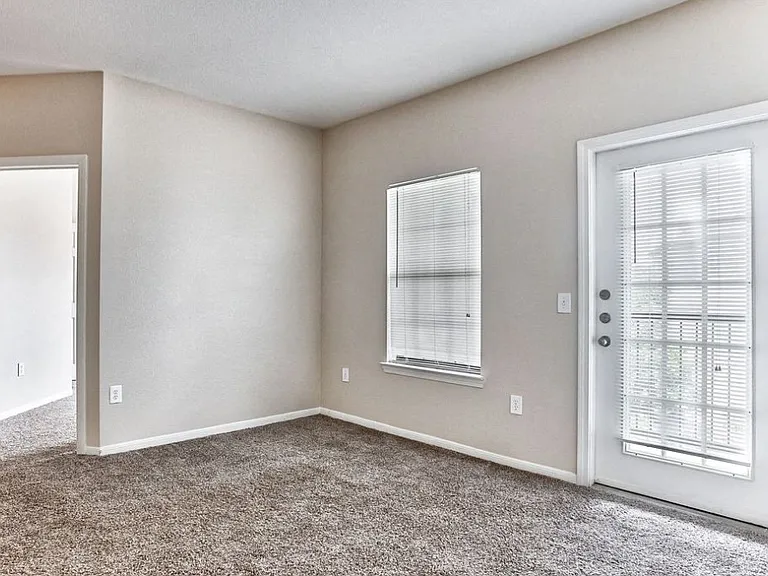 At Vance Jackson, we have all you need to feel right at home. Located in beautiful San Antonio, our prime location is near many restaurants, retail, and much more.