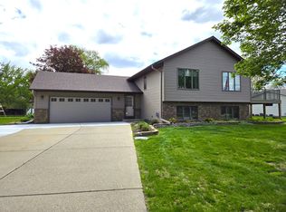 133 Oakwood Dr, Belle Plaine, MN 56011