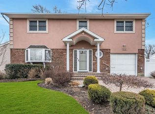 186 Wrights Ln, Oceanside, NY 11572