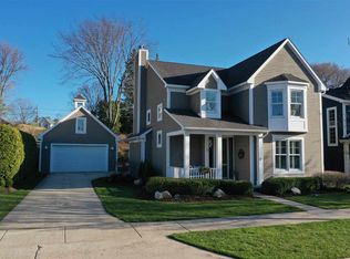 725 Lake Park Dr, Boyne City, MI 49712