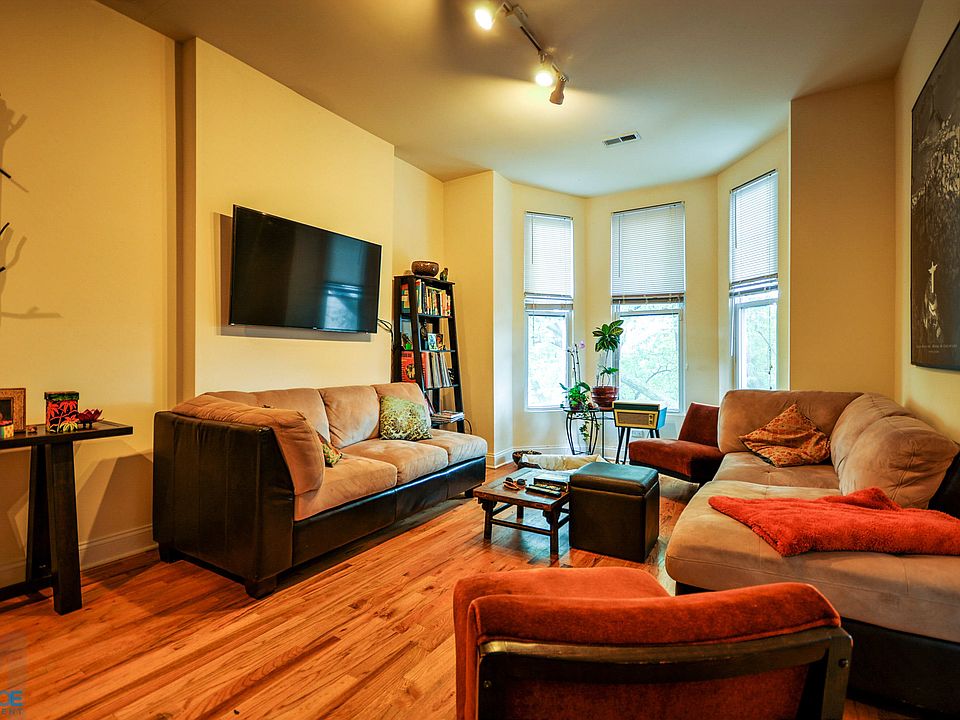 1830 West Superior Street Living Room Photo