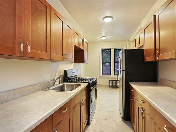 2nd image of 555 Ovington Ave APT 1B