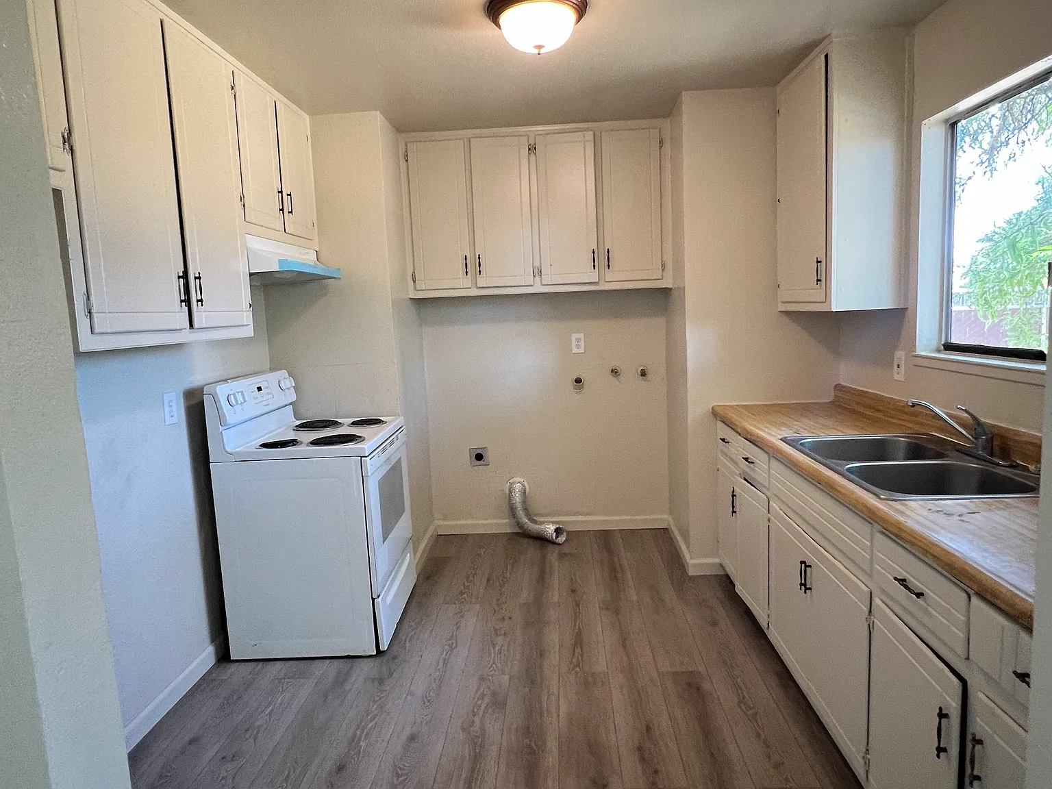 3 bed, 938 sqft, $1,600 — Photo 3