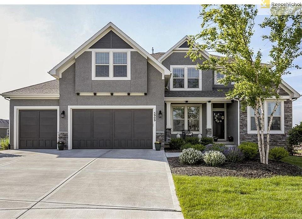 Awesome curb appeal and great cul-de-sac location. Colorful landscape and the lot is equipped with in-ground sprinkler system.
