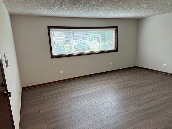 4th image of 10758 S Oak Park Ave APT 1A
