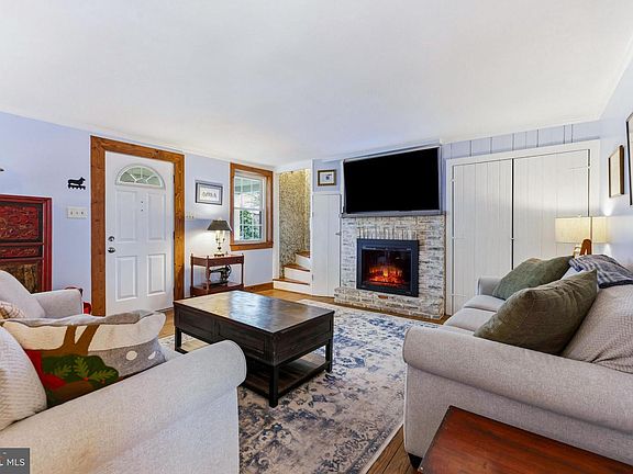 3rd image of 2726 Mount Carmel Rd