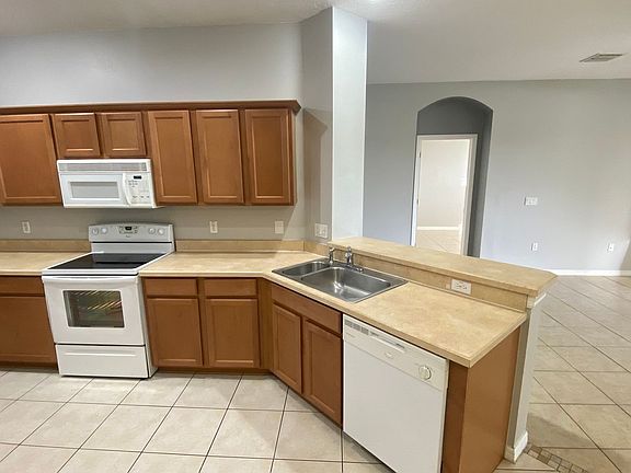 4th image of 579 Woodford Dr