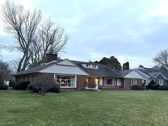 3rd image of 489 Fairway Dr NE